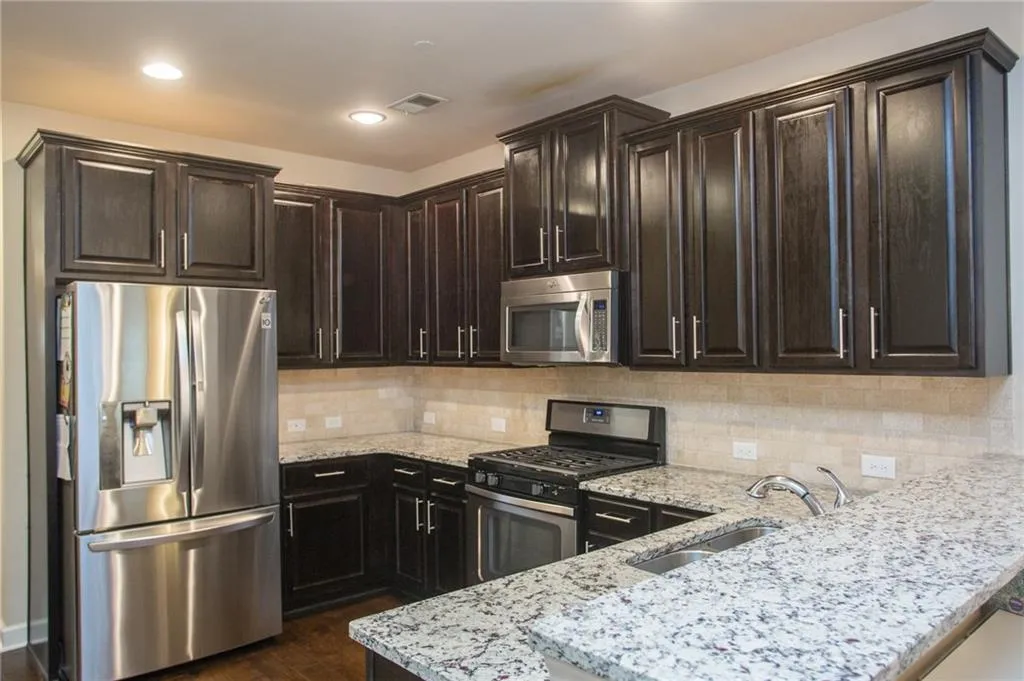 7385 Highland Bluff, Sandy Springs, Georgia 30328, 3 Bedrooms Bedrooms, ,3 BathroomsBathrooms,Residential,Sold,7385 Highland Bluff,5994423