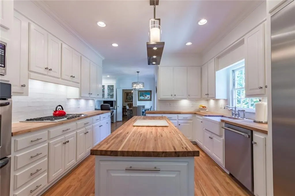 330 Quiet Water Lane, Sandy Springs, Georgia 30350, 5 Bedrooms Bedrooms, ,5 BathroomsBathrooms,Residential,Sold,330 Quiet Water Lane,6622709