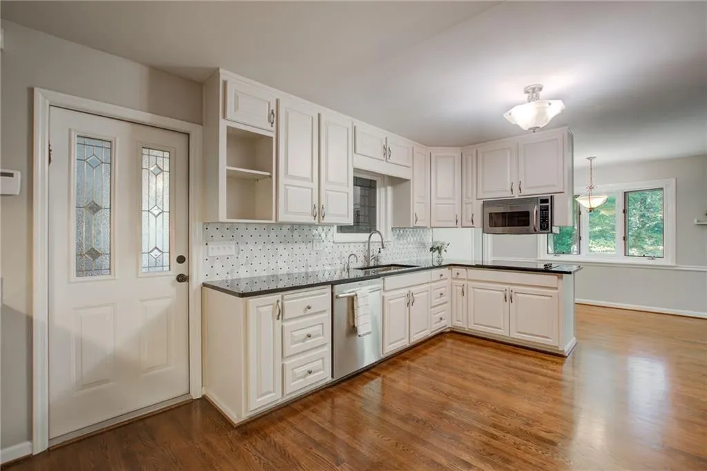 5735 Riverwood Drive, Sandy Springs, Georgia 30328, 4 Bedrooms Bedrooms, ,3 BathroomsBathrooms,Residential,Sold,5735 Riverwood Drive,7110316