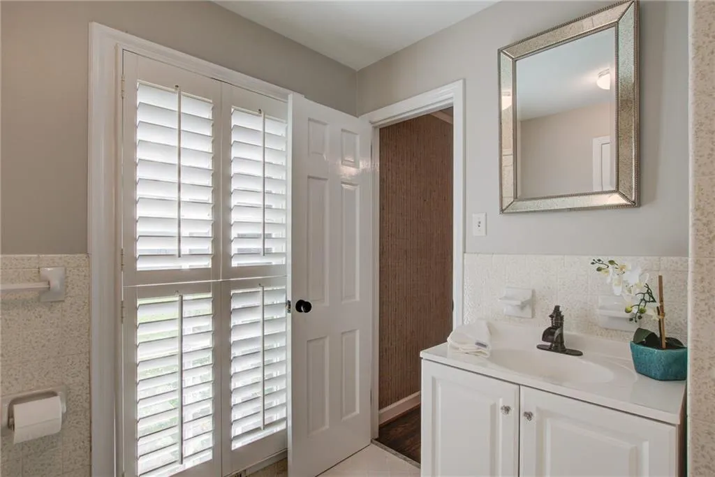 5735 Riverwood Drive, Sandy Springs, Georgia 30328, 4 Bedrooms Bedrooms, ,3 BathroomsBathrooms,Residential,Sold,5735 Riverwood Drive,7110316