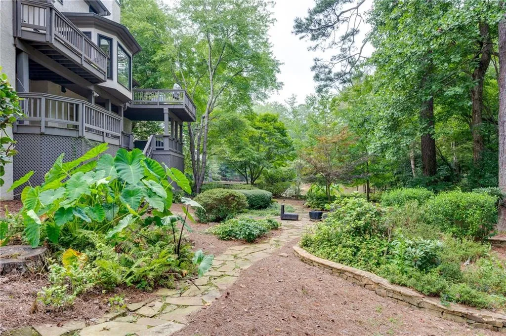 140 Grogans Lake Drive, Sandy Springs, Georgia 30350, 6 Bedrooms Bedrooms, ,4 BathroomsBathrooms,Residential,Sold,140 Grogans Lake Drive,6943741