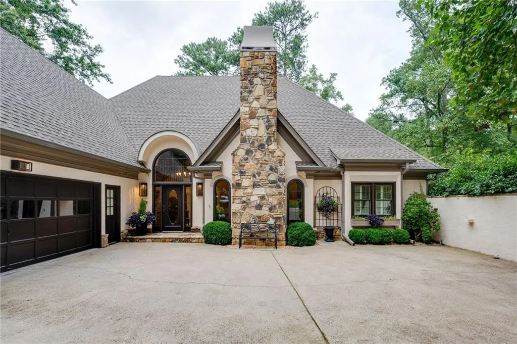 140 Grogans Lake Drive, Sandy Springs, Georgia 30350, 6 Bedrooms Bedrooms, ,4 BathroomsBathrooms,Residential,Sold,140 Grogans Lake Drive,6943741