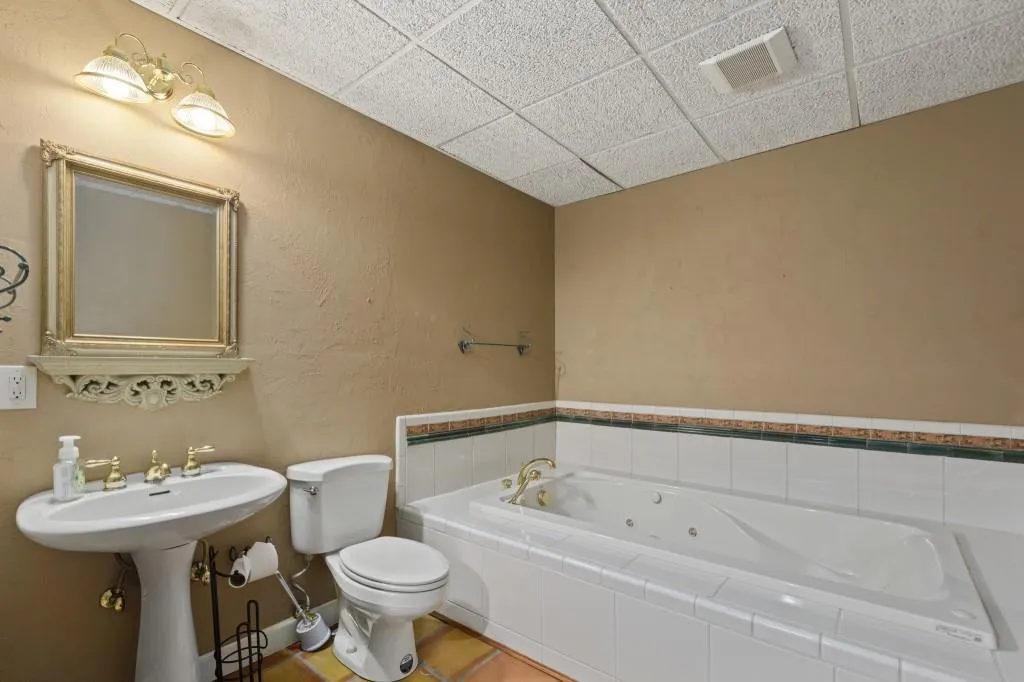 9510 Huntcliff Trace, Sandy Springs, Georgia 30350, 4 Bedrooms Bedrooms, ,4 BathroomsBathrooms,Residential,Sold,9510 Huntcliff Trace,6802003