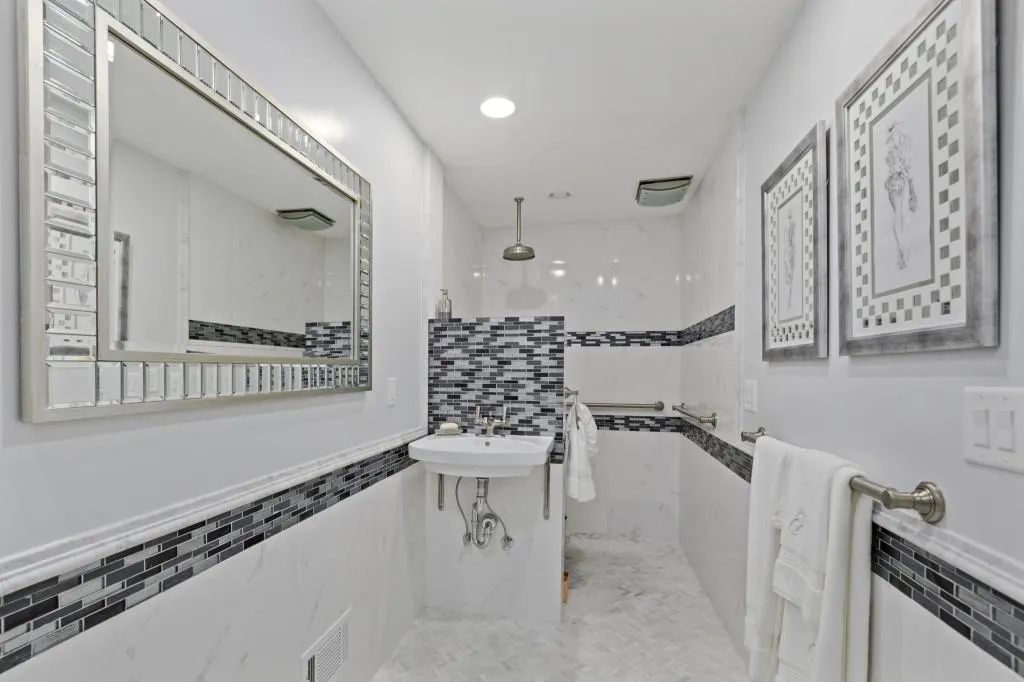 9510 Huntcliff Trace, Sandy Springs, Georgia 30350, 4 Bedrooms Bedrooms, ,4 BathroomsBathrooms,Residential,Sold,9510 Huntcliff Trace,6802003