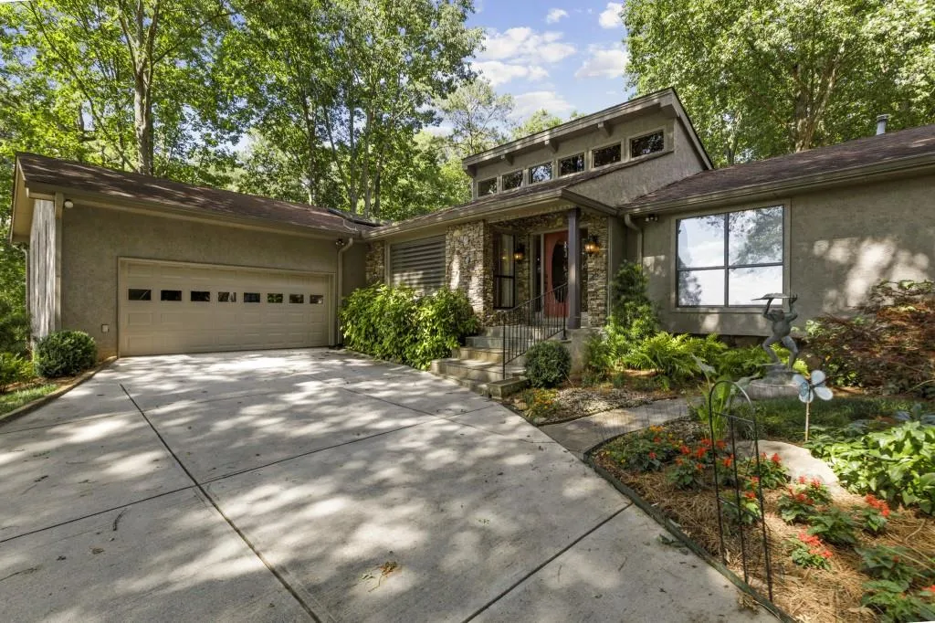 9510 Huntcliff Trace, Sandy Springs, Georgia 30350, 4 Bedrooms Bedrooms, ,4 BathroomsBathrooms,Residential,Sold,9510 Huntcliff Trace,6802003