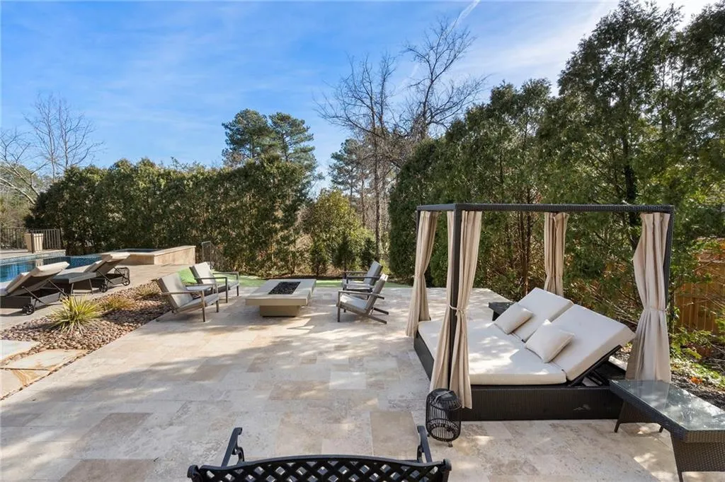 Entertaining around the pool/spa.