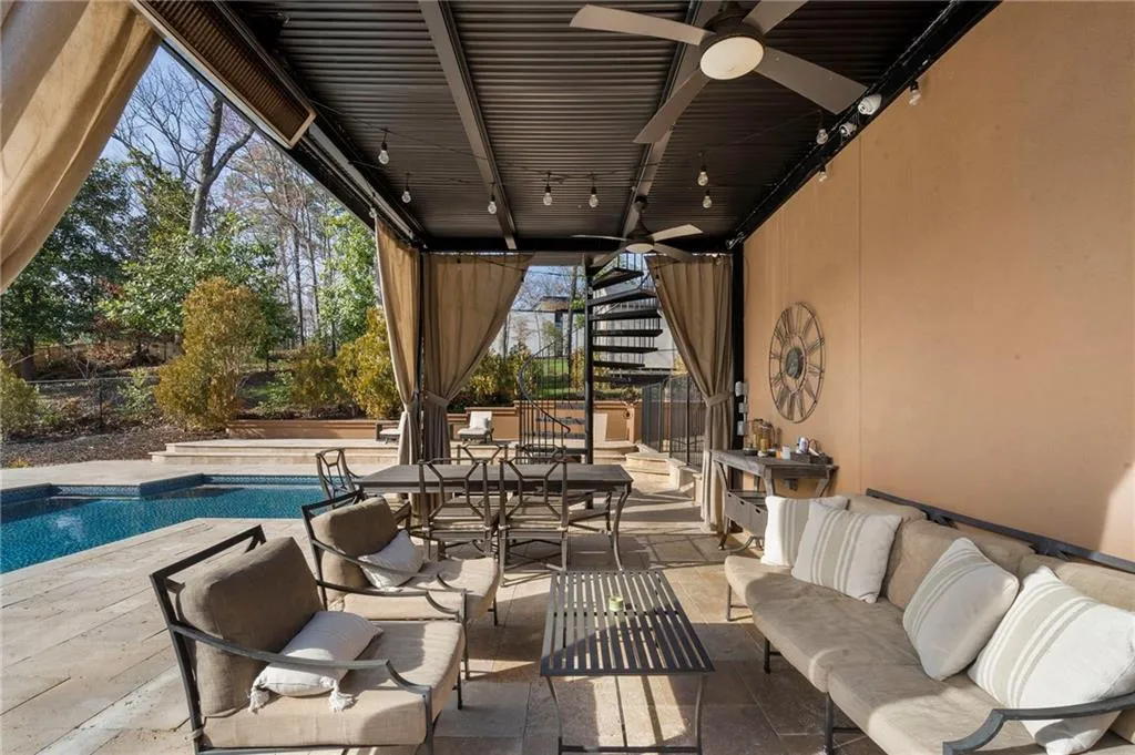 Pool house- lower patio