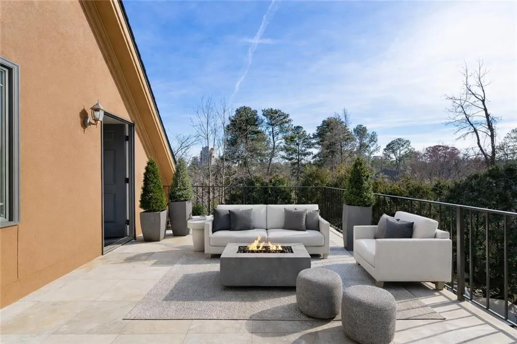 Pool house upper patio