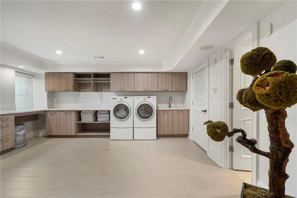 790 Glenairy Drive, Atlanta, Georgia 30328, 5 Bedrooms Bedrooms, ,6 BathroomsBathrooms,Residential,Sold,790 Glenairy Drive,7716846