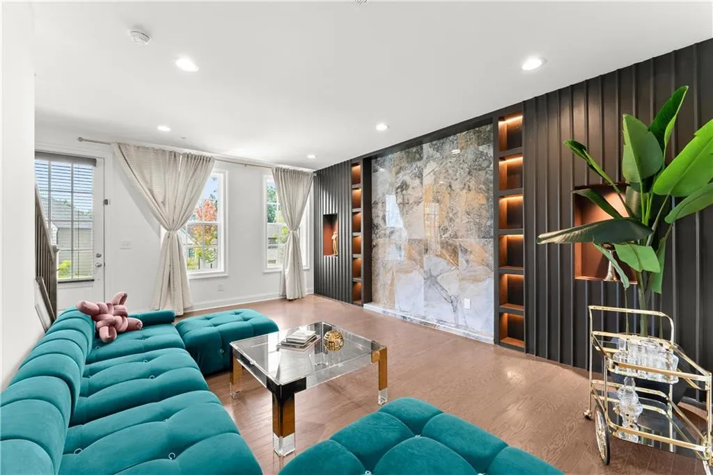 Flex space on lower level with full bathroom