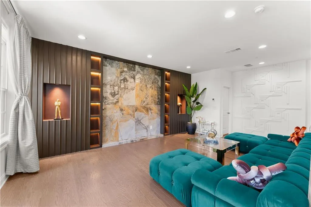 Flex space on lower level with full bathroom