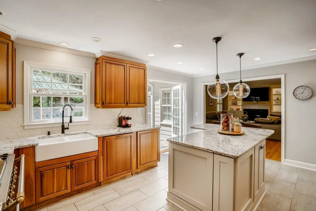 930 Edgewater Court, Sandy Springs, Georgia 30328, 5 Bedrooms Bedrooms, ,4 BathroomsBathrooms,Residential,Sold,930 Edgewater Court,6866838