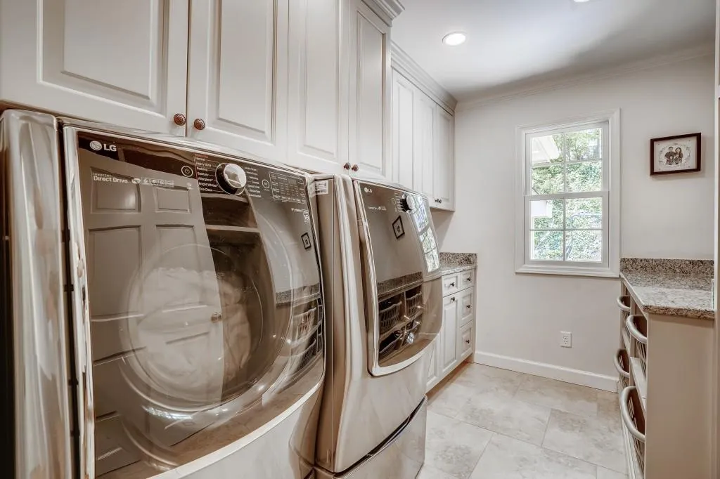 930 Edgewater Court, Sandy Springs, Georgia 30328, 5 Bedrooms Bedrooms, ,4 BathroomsBathrooms,Residential,Sold,930 Edgewater Court,6866838