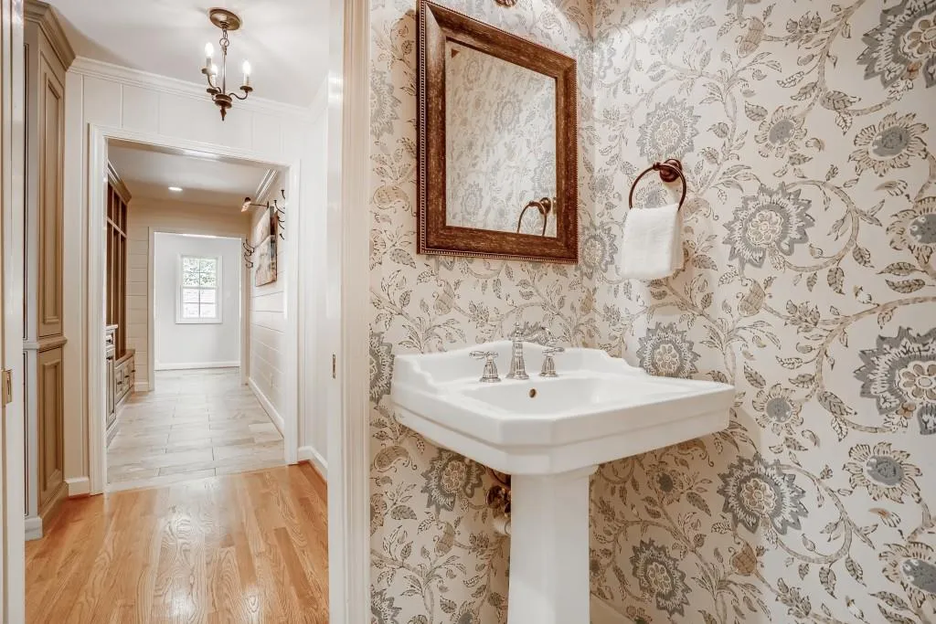 930 Edgewater Court, Sandy Springs, Georgia 30328, 5 Bedrooms Bedrooms, ,4 BathroomsBathrooms,Residential,Sold,930 Edgewater Court,6866838