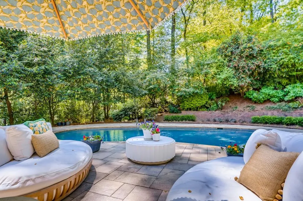 930 Edgewater Court, Sandy Springs, Georgia 30328, 5 Bedrooms Bedrooms, ,4 BathroomsBathrooms,Residential,Sold,930 Edgewater Court,6866838