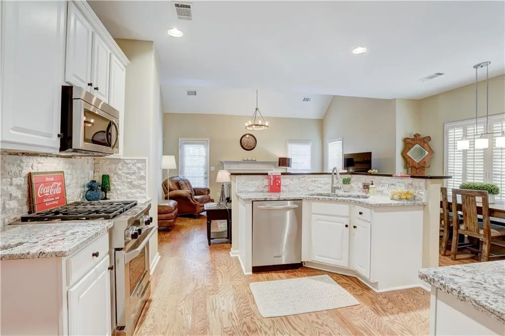 920 Lancaster Way, Sandy Springs, Georgia 30328, 3 Bedrooms Bedrooms, ,2 BathroomsBathrooms,Residential,Sold,920 Lancaster Way,6617955