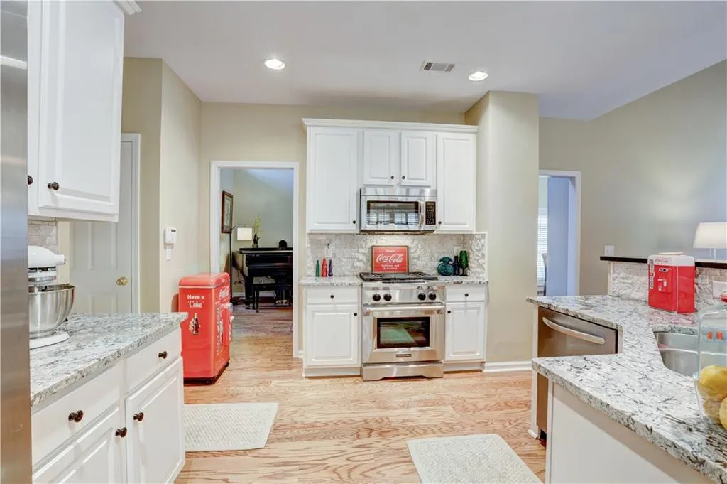 920 Lancaster Way, Sandy Springs, Georgia 30328, 3 Bedrooms Bedrooms, ,2 BathroomsBathrooms,Residential,Sold,920 Lancaster Way,6617955