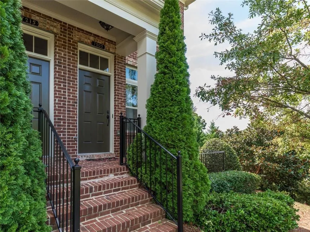 7205 Highland Bluff, Sandy Springs, Georgia 30328, 3 Bedrooms Bedrooms, ,3 BathroomsBathrooms,Residential,Sold,7205 Highland Bluff,6082369
