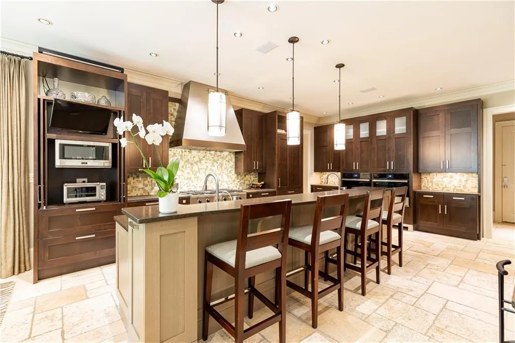 Oversized island with plenty of seating