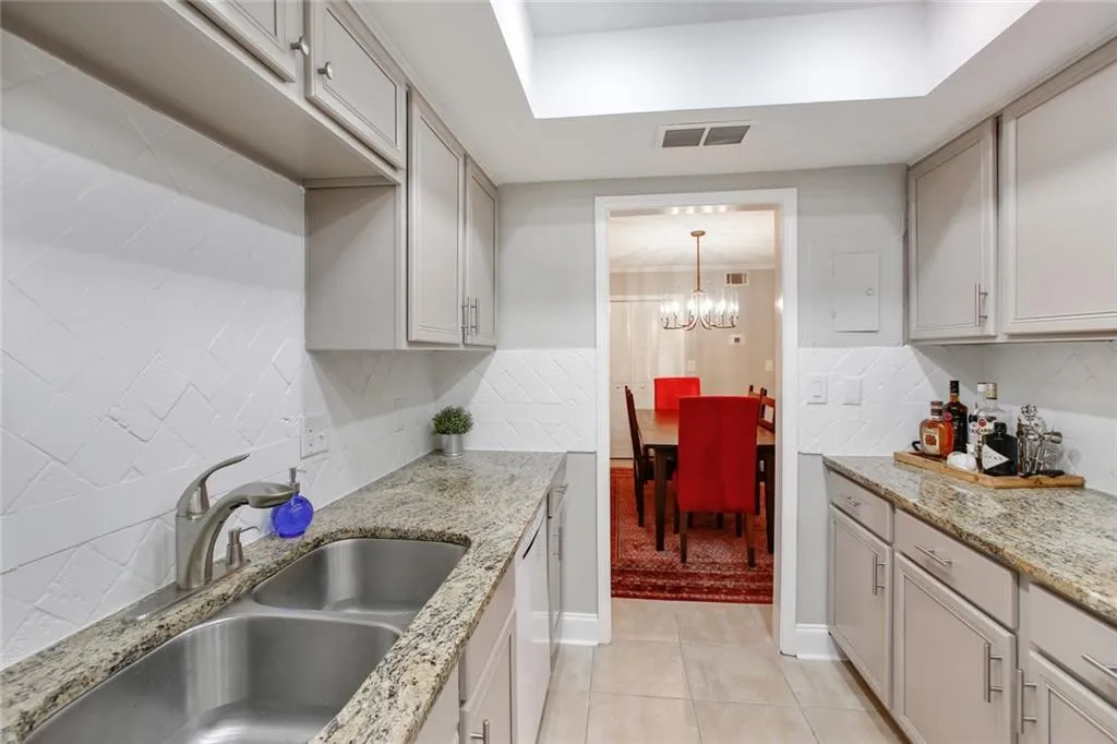 6851 Roswell Road Unit M7, Sandy Springs, Georgia 30328, 4 Bedrooms Bedrooms, ,2 BathroomsBathrooms,Residential,Sold,6851 Roswell Road Unit M7,6766724