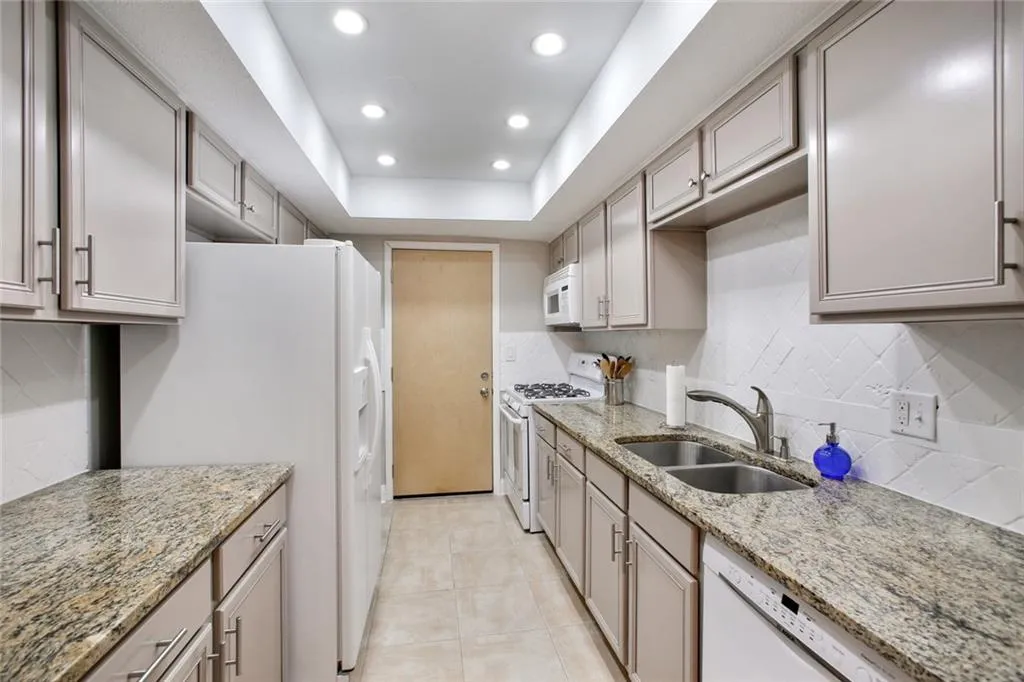 6851 Roswell Road Unit M7, Sandy Springs, Georgia 30328, 4 Bedrooms Bedrooms, ,2 BathroomsBathrooms,Residential,Sold,6851 Roswell Road Unit M7,6766724
