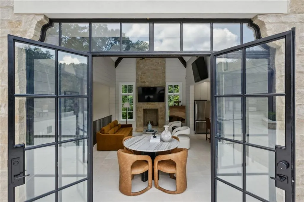 Guest house / pool house entry
