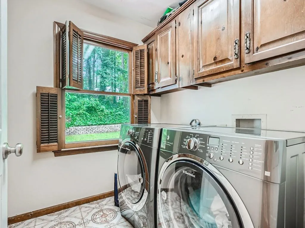 6125 Blackwater Trail, Atlanta, Georgia 30328, 5 Bedrooms Bedrooms, ,4 BathroomsBathrooms,Residential,Sold,6125 Blackwater Trail,7085799