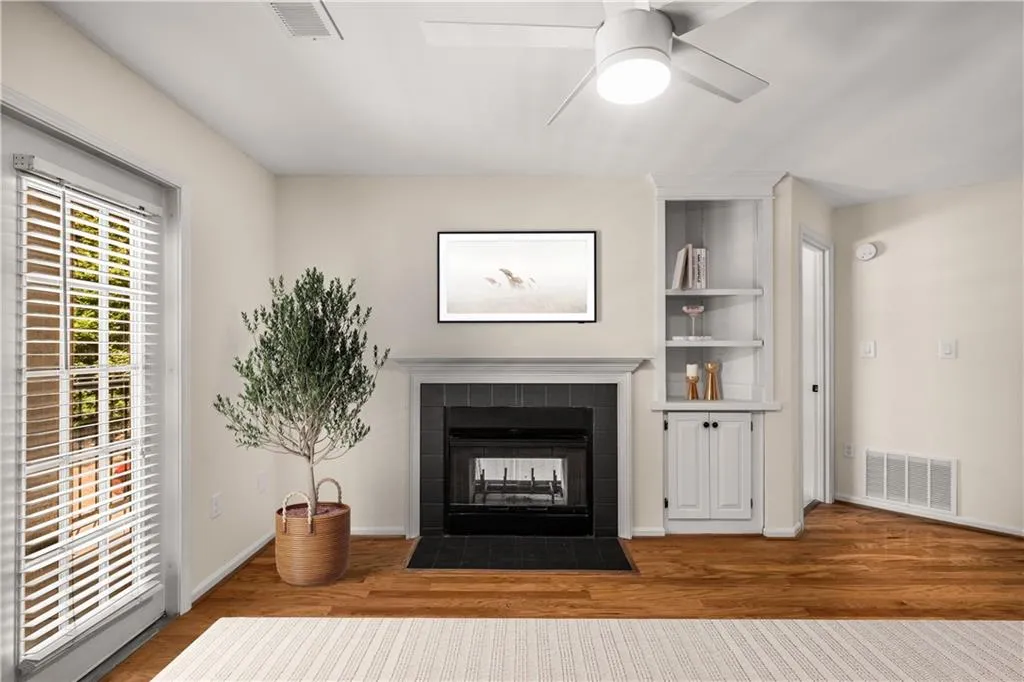 3655 Habersham Road Ne Unit 203, Atlanta, Georgia 30305, 1 Bedroom Bedrooms, ,1 BathroomBathrooms,Residential,Sold,3655 Habersham Road Ne Unit 203,7584005