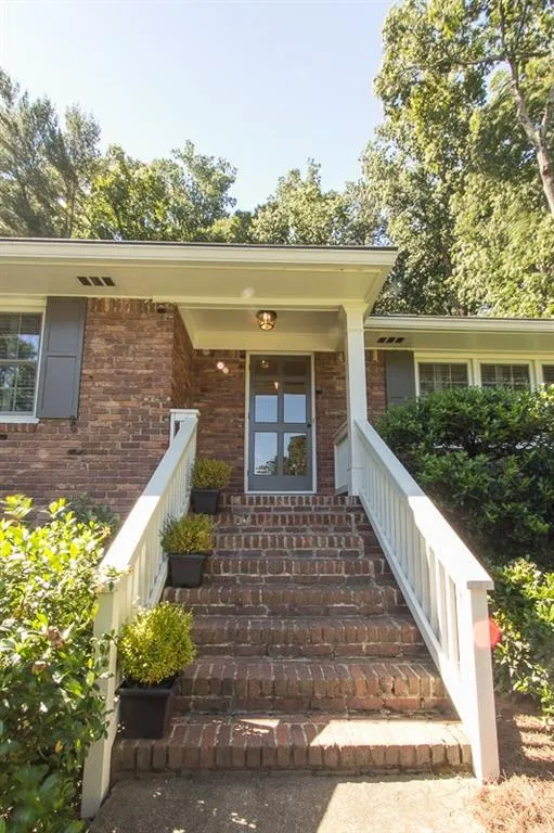 825 Starlight Drive, Atlanta, Georgia 30342, 3 Bedrooms Bedrooms, ,2 BathroomsBathrooms,Residential,Sold,825 Starlight Drive,5703614