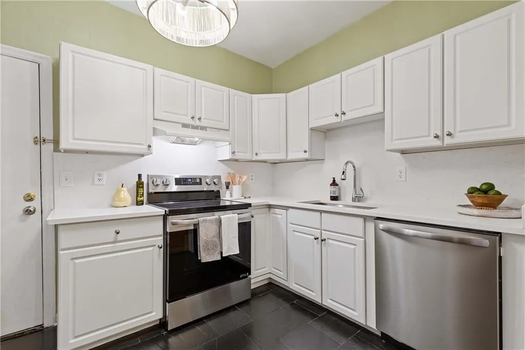 430 Lindbergh Drive Ne Unit J1, Atlanta, Georgia 30305, 2 Bedrooms Bedrooms, ,1 BathroomBathrooms,Residential,For Sale,430 Lindbergh Drive Ne Unit J1,7666395