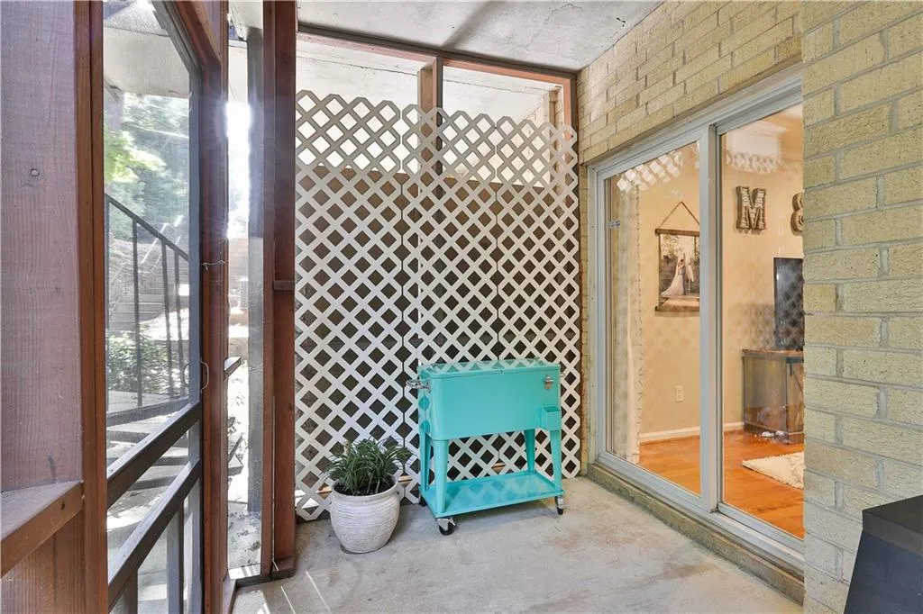 5400 Roswell Road Unit M9, Sandy Springs, Georgia 30342, 2 Bedrooms Bedrooms, ,2 BathroomsBathrooms,Residential,Sold,5400 Roswell Road Unit M9,6795561