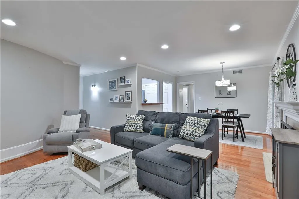 5400 Roswell Road Unit M9, Sandy Springs, Georgia 30342, 2 Bedrooms Bedrooms, ,2 BathroomsBathrooms,Residential,Sold,5400 Roswell Road Unit M9,6795561