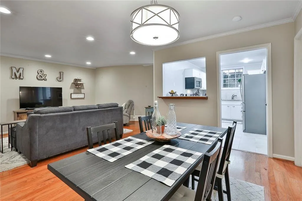 5400 Roswell Road Unit M9, Sandy Springs, Georgia 30342, 2 Bedrooms Bedrooms, ,2 BathroomsBathrooms,Residential,Sold,5400 Roswell Road Unit M9,6795561