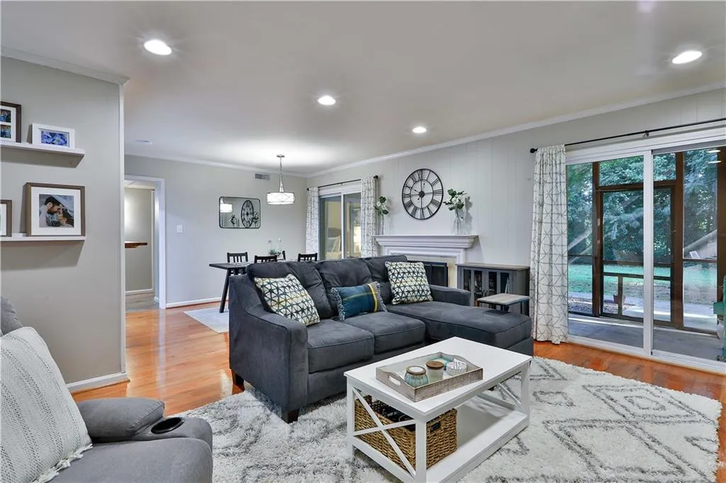 5400 Roswell Road Unit M9, Sandy Springs, Georgia 30342, 2 Bedrooms Bedrooms, ,2 BathroomsBathrooms,Residential,Sold,5400 Roswell Road Unit M9,6795561