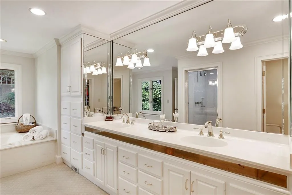 1445 N Riverside Circle, Sandy Springs, Georgia 30328, 5 Bedrooms Bedrooms, ,4 BathroomsBathrooms,Residential,Sold,1445 N Riverside Circle,5902520