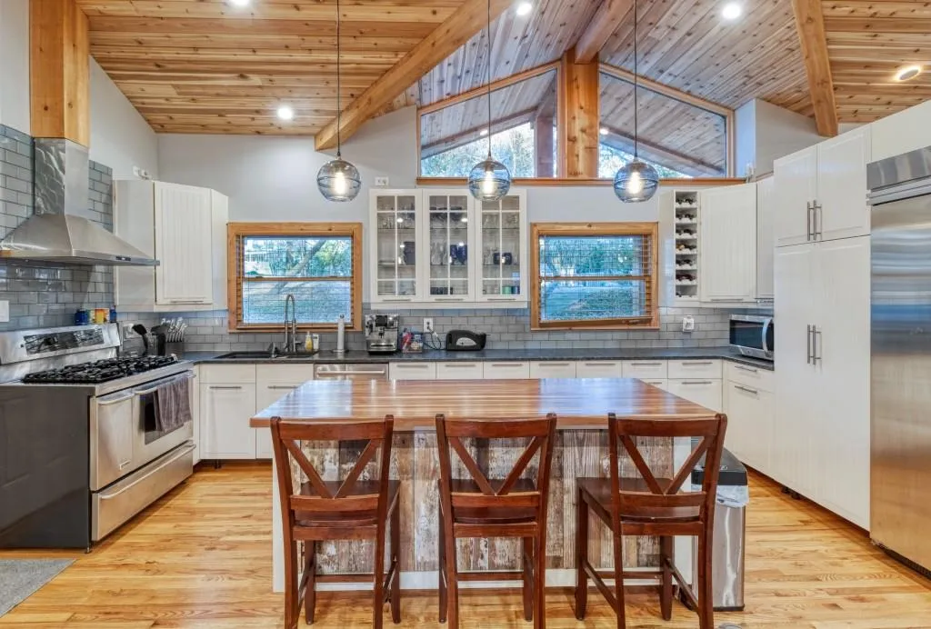6300 Long Island Court, Sandy Springs, Georgia 30328, 3 Bedrooms Bedrooms, ,3 BathroomsBathrooms,Residential,Sold,6300 Long Island Court,6815628