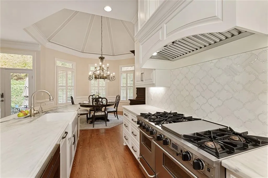 8325 Grogans Ferry Road, Sandy Springs, Georgia 30350, 6 Bedrooms Bedrooms, ,6 BathroomsBathrooms,Residential,Sold,8325 Grogans Ferry Road,6985792