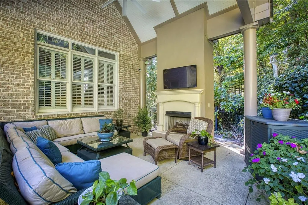 8325 Grogans Ferry Road, Sandy Springs, Georgia 30350, 6 Bedrooms Bedrooms, ,6 BathroomsBathrooms,Residential,Sold,8325 Grogans Ferry Road,6985792