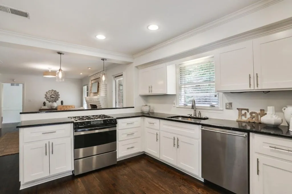 550 Windsor Parkway, Atlanta, Georgia 30342, 3 Bedrooms Bedrooms, ,2 BathroomsBathrooms,Residential,Sold,550 Windsor Parkway,6576974