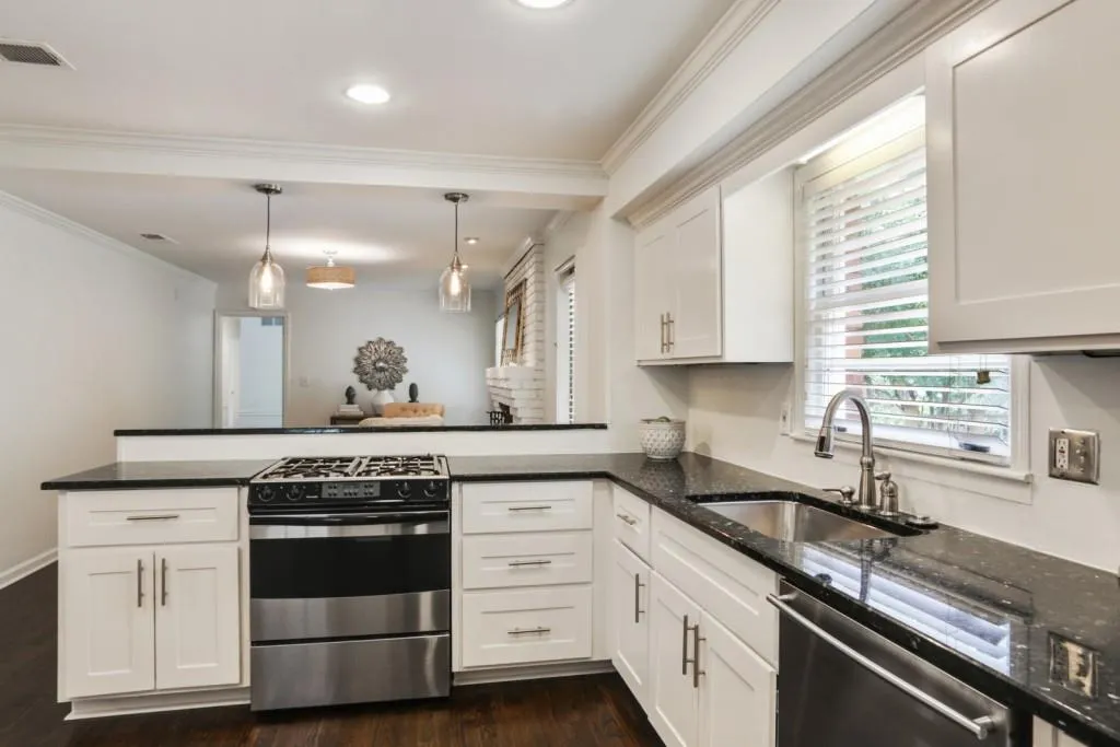550 Windsor Parkway, Atlanta, Georgia 30342, 3 Bedrooms Bedrooms, ,2 BathroomsBathrooms,Residential,Sold,550 Windsor Parkway,6576974