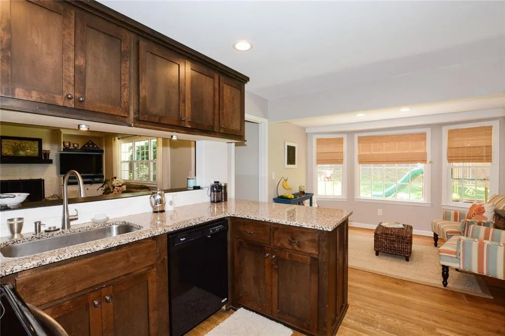 250 River Springs Drive, Atlanta, Georgia 30328, 3 Bedrooms Bedrooms, ,2 BathroomsBathrooms,Residential,Sold,250 River Springs Drive,5881630