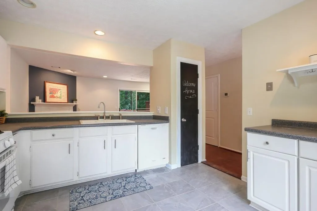 2608 Queen Anne Court, Sandy Springs, Georgia 30350, 2 Bedrooms Bedrooms, ,2 BathroomsBathrooms,Residential,Sold,2608 Queen Anne Court,6587490