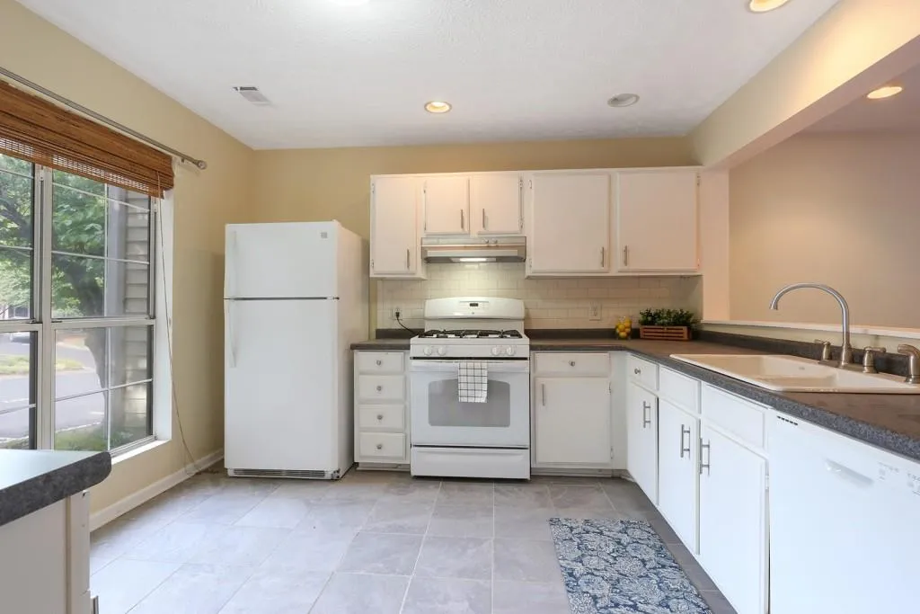 2608 Queen Anne Court, Sandy Springs, Georgia 30350, 2 Bedrooms Bedrooms, ,2 BathroomsBathrooms,Residential,Sold,2608 Queen Anne Court,6587490