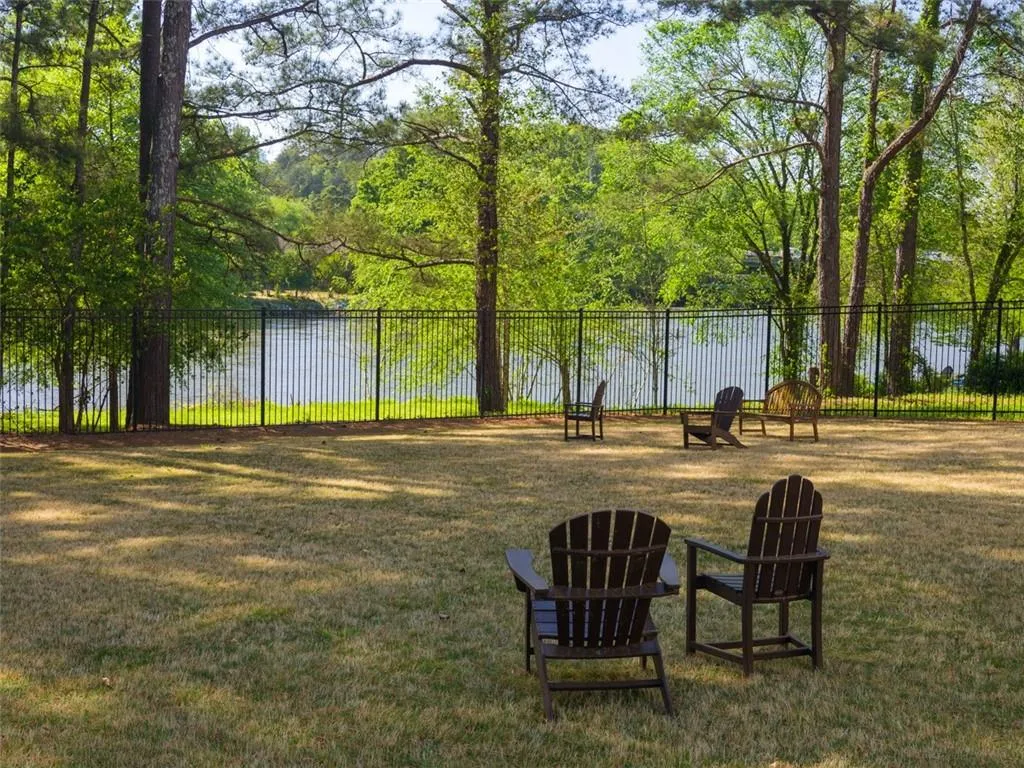 Outdoor area to enjoy the views of the river.