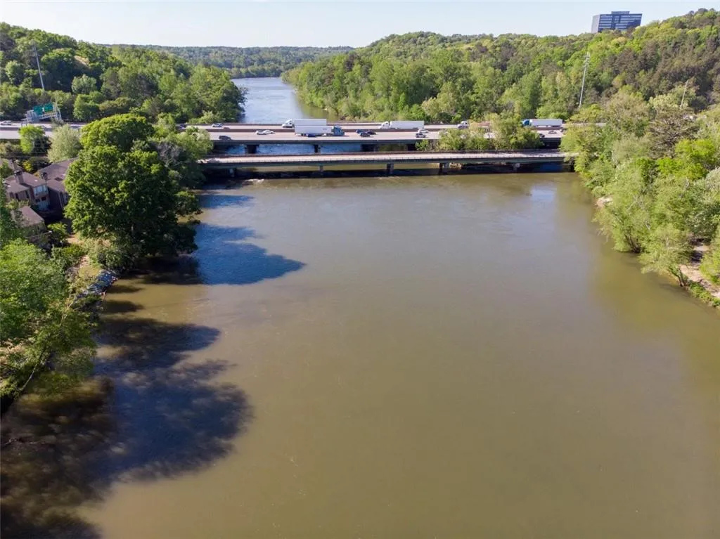 The Chattahoochee River is adjacent to the community.