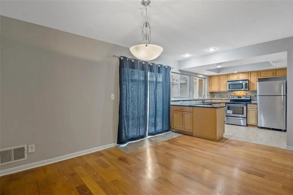 7226 Carlisle Ct Court Unit 7226, Sandy Springs, Georgia 30328, 3 Bedrooms Bedrooms, ,2 BathroomsBathrooms,Residential,Sold,7226 Carlisle Ct Court Unit 7226,6915500