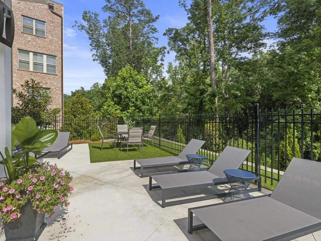 6890 Peachtree Dunwoody Road Unit 101, Dunwoody, Georgia 30328, 2 Bedrooms Bedrooms, ,2 BathroomsBathrooms,Residential,Sold,6890 Peachtree Dunwoody Road Unit 101,6906574