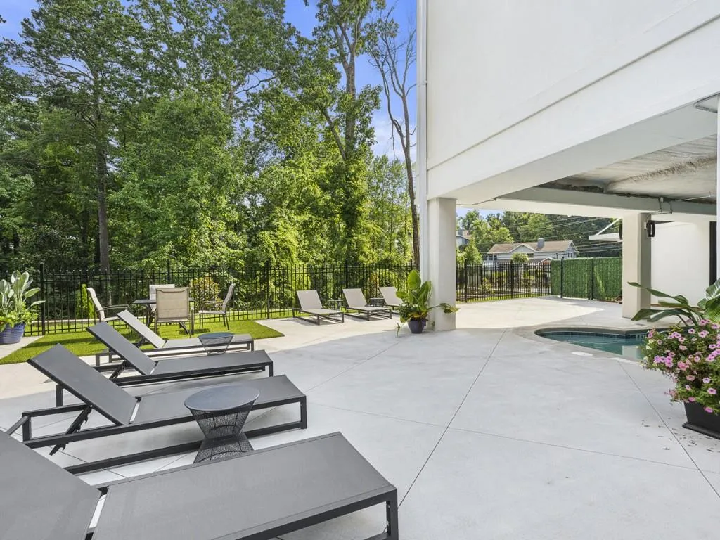 6890 Peachtree Dunwoody Road Unit 101, Dunwoody, Georgia 30328, 2 Bedrooms Bedrooms, ,2 BathroomsBathrooms,Residential,Sold,6890 Peachtree Dunwoody Road Unit 101,6906574