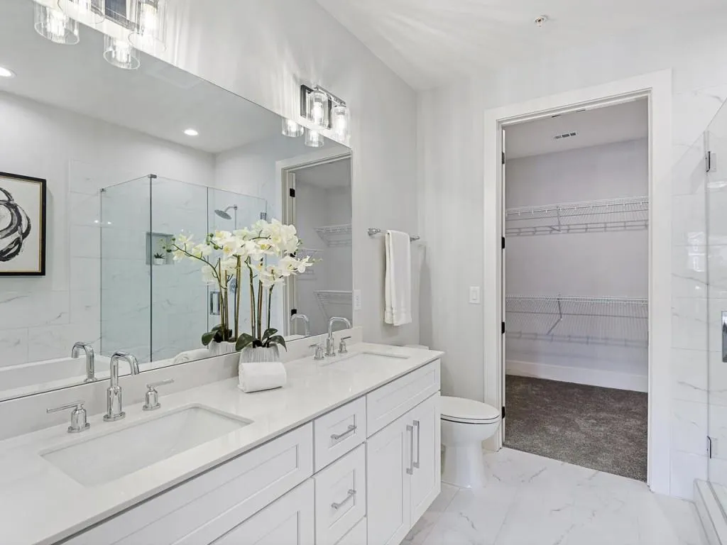 6890 Peachtree Dunwoody Road Unit 101, Dunwoody, Georgia 30328, 2 Bedrooms Bedrooms, ,2 BathroomsBathrooms,Residential,Sold,6890 Peachtree Dunwoody Road Unit 101,6906574