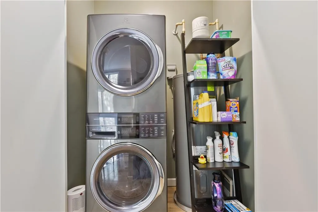 199 12th Street Ne Unit 5, Atlanta, Georgia 30309, 2 Bedrooms Bedrooms, ,2 BathroomsBathrooms,Residential,For Sale,199 12th Street Ne Unit 5,7613039